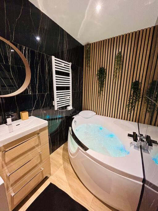 T4 Jolie Vue Avec Jaccuzzi Apartment Vitrolles  Luaran gambar
