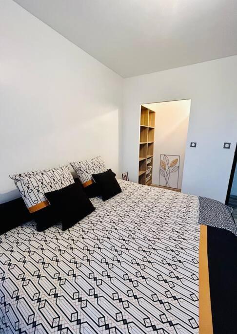 T4 Jolie Vue Avec Jaccuzzi Apartment Vitrolles  Luaran gambar